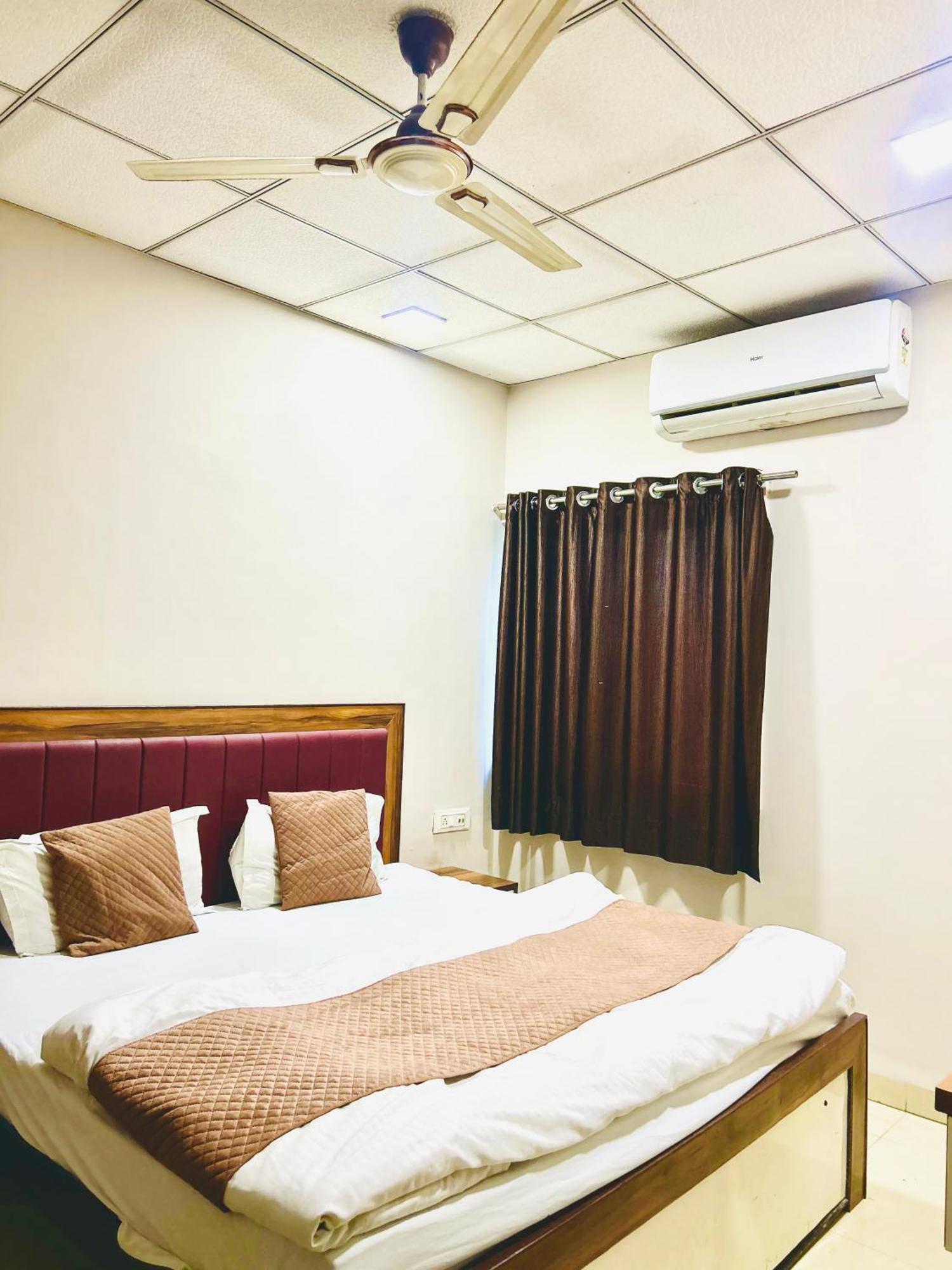 Jagtara Residency Hotel Indore Buitenkant foto