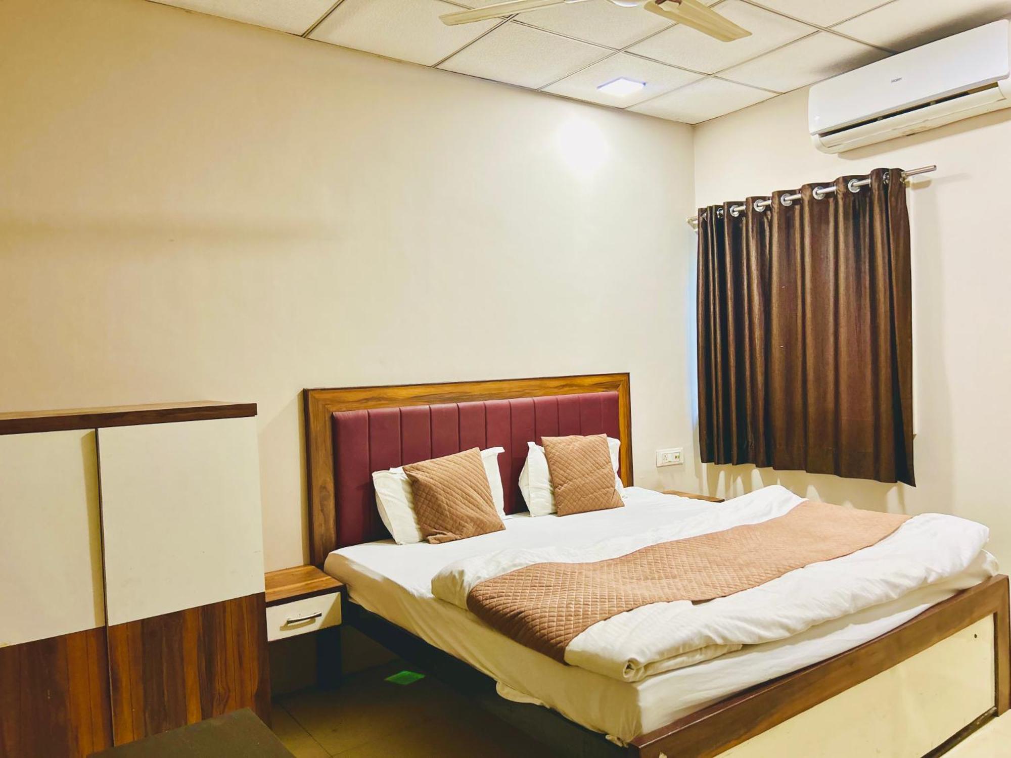 Jagtara Residency Hotel Indore Buitenkant foto