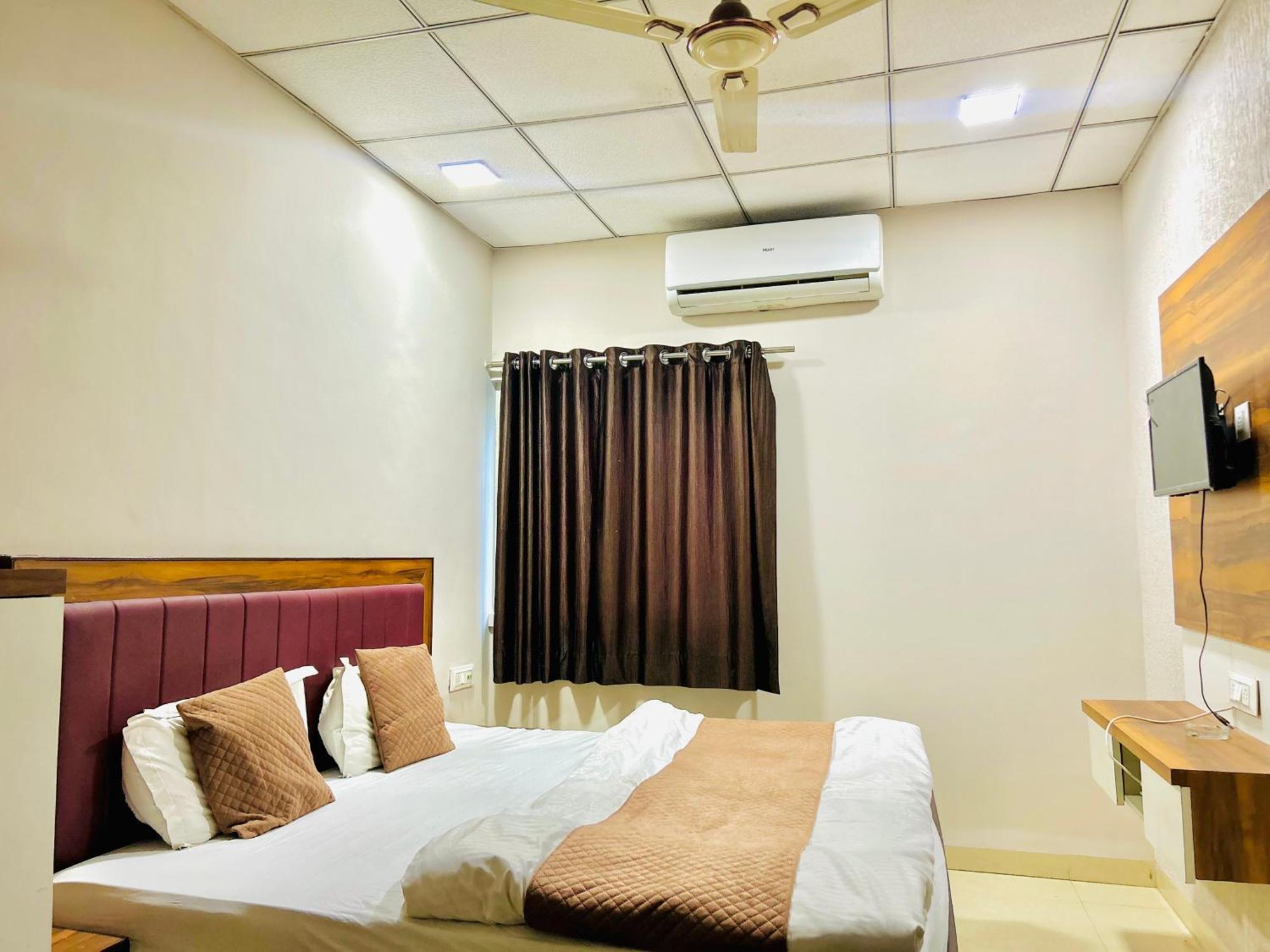 Jagtara Residency Hotel Indore Buitenkant foto