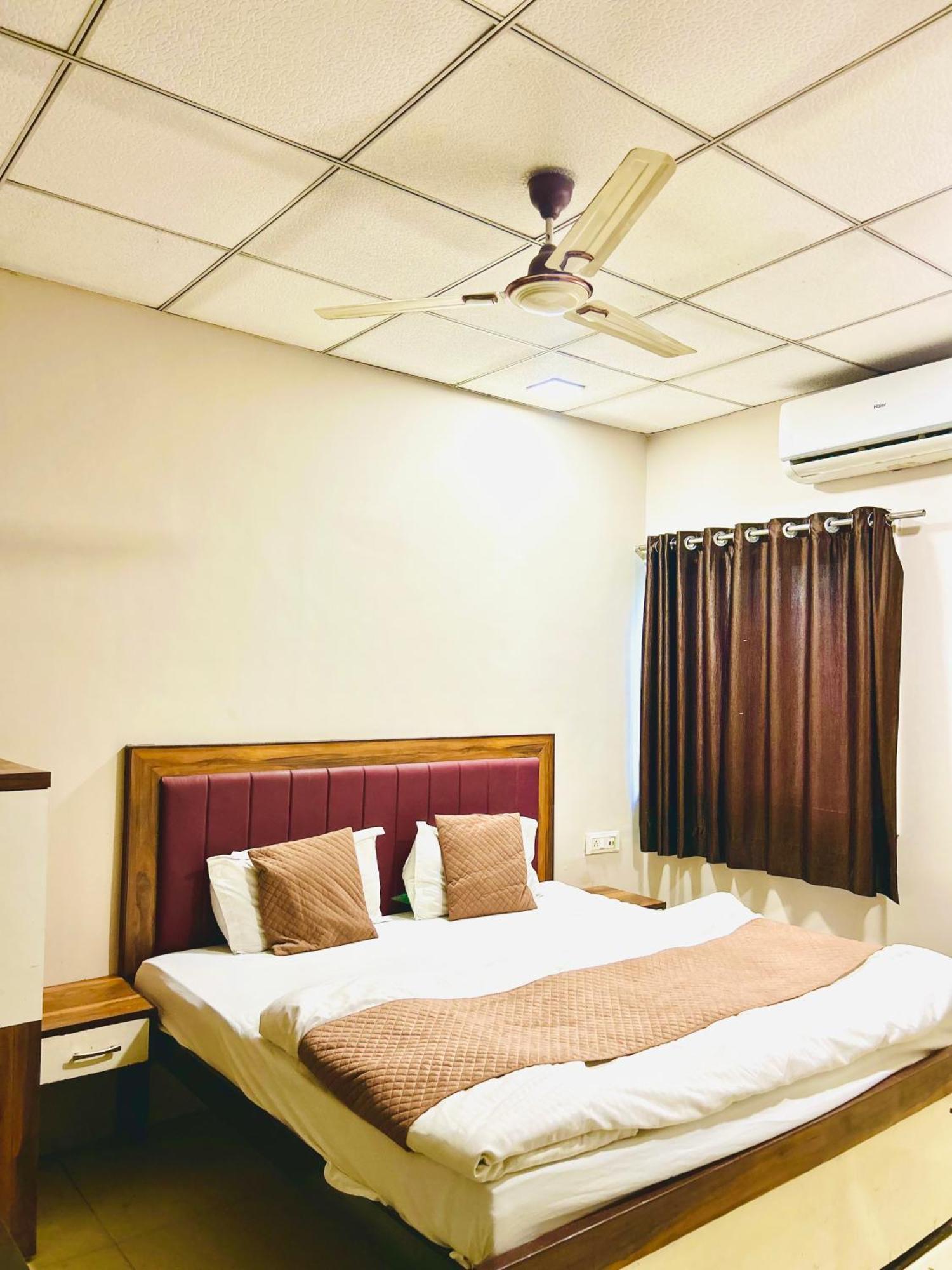 Jagtara Residency Hotel Indore Buitenkant foto